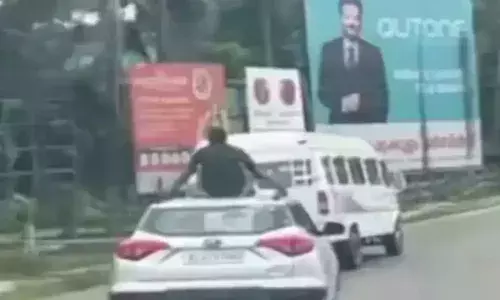 കാറിനു മുകളിലെ സാഹസിക യാത്ര; ഡ്രൈവറുടെ ലൈസന്‍സ് റദ്ദാക്കി: കാറിന്റെ രജിസ്‌ട്രേഷന്‍ സസ്‌പെന്‍ഡ് ചെയ്യാനും ശുപാര്‍ശ