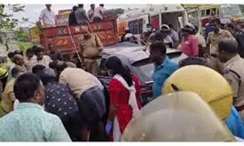 കൊച്ചിയില്‍ കാര്‍ ലോറിക്ക് പിന്നില്‍ ഇടിച്ച് അപകടം;  ഗുരുതരമായി പരിക്കേറ്റ യുവതി മരിച്ചു: പരിക്കേറ്റ ഭര്‍ത്താവും മകനും ആശുപത്രിയില്‍