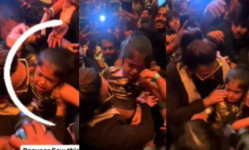 തിരക്കില്‍പ്പെട്ട് അമ്മയെ കാണാതെ കരയുന്ന് കുഞ്ഞിനെ ചേര്‍ത്ത് പിടിച്ച് റണ്‍വീര്‍; അമ്മയെ കണ്ടെത്തി കുഞ്ഞിനെ തിരികെ ഏല്‍പ്പിച്ച് താരം; വീഡിയോ വൈറല്‍