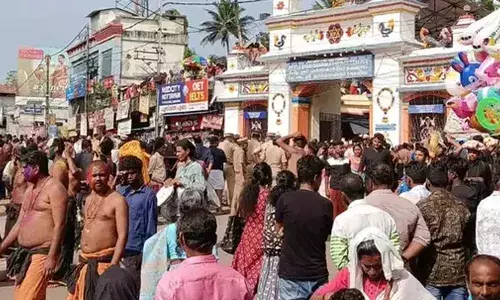 ഒരു ക്ഷേത്രത്തിലും തീര്‍ഥാടകര്‍ ചൂഷണത്തിന് ഇരയാകുന്നില്ലെന്ന് ഉറപ്പു വരുത്തണം; എരുമേലിയില്‍ കുറി തൊടുന്നതിനു പണപ്പിരിവ് നടത്തുന്നതില്‍ നടപടിയെടുക്കാന്‍ ദേവസ്വം ബോര്‍ഡിനോട് ഹൈക്കോടതി