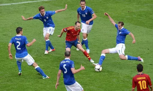 ടിക്കി- ടാക്ക എന്ന വിഖ്യാത പാസ്സിങ്ങിന്റെ പിതാവ്; മിഡ്ഫീള്‍ഡ് മാന്ത്രികന്‍ ഇനിയേസ്റ്റ ഫുട്‌ബോളിനോട് വിട പറഞ്ഞു: വൈകാരികമായി പ്രതികരിച്ച് മെസി