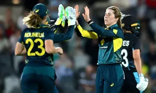 വനിതാ ടി 20 ക്രിക്കറ്റ് ലോകകപ്പ്; ഗ്ലാമർ പോരാട്ടത്തിനൊരുങ്ങി ഷാർജാ ക്രിക്കറ്റ് സ്റ്റേഡിയം; മരണ ഗ്രൂപ്പിലെ നിർണായക പോരാട്ടത്തിൽ കങ്കാരുപ്പടയെ മെരുക്കാൻ ന്യൂസീലൻഡ്