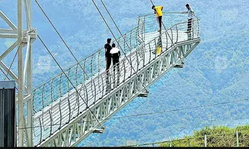 വാഗമണ്ണിലെ ചില്ലുപാലം തുറന്നു; ആദ്യ ദിനം എത്തിയത് അറുനൂറിലധികം സഞ്ചാരികള്‍