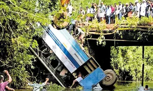 തിരുവമ്പാടി കെഎസ്ആര്ടിസി ബസ് അപകടത്തിന്റെ കാരണം കണ്ടെത്താന് വിശദമായ പഠനം നടത്തും; അമിത വേഗതയല്ല അപകട കാരണം തിരുവമ്പാടി കെഎസ്ആര്ടിസി ബസ് അപകടത്തിന്റെ കാരണം കണ്ടെത്താന് വിശദമായ പഠനം നടത്തും; അമിത വേഗതയല്ല അപകട കാരണം