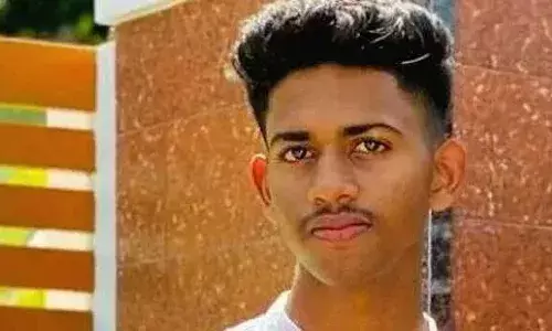 കടവരാന്തയുടെ ഇരുമ്പുതൂണില്‍ നിന്ന് ഷോക്കേറ്റ് വിദ്യാര്‍ത്ഥി മരിച്ച സംഭവത്തില്‍ കെഎസ്ഇബി ജീവനക്കാരുടെ അനാസ്ഥ തെളിഞ്ഞു; നടപടി ആവശ്യപ്പെട്ട് പൂവാട്ടുപറമ്പിലെ റിജാസിന്റെ ബന്ധുക്കള്‍