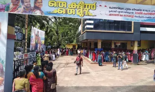 പൊന്നാനിയിൽ ഒരു കട്ടിൽ ഒരു മുറിയുടെ പ്രത്യേക മാറ്റിനി ഷോ സംഘടിപ്പിച്ചു; സ്ത്രീകള്‍ക്കായി ഒരുക്കിയ ഷോയിൽ ജനത്തിരക്ക്; പ്രദർശനത്തിൽ പങ്കെടുത്ത് അണിയറ പ്രവർത്തകരും