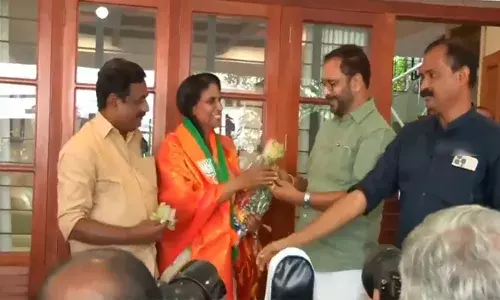 മുന്‍ ഡിജിപി ആര്‍ ശ്രീലേഖ ബിജെപിയില്‍ ചേര്‍ന്നു; അംഗത്വം സ്വീകരിച്ചത് ബിജെപി സംസ്ഥാന അദ്ധ്യക്ഷനില്‍ നിന്ന്; ധീര വനിതയെ ബിജെപിയിലേക്ക് ക്ഷണിക്കാന്‍ സന്തോഷമെന്ന് സുരേന്ദ്രന്‍; മോദിയുടെ പ്രഭാവമാണ് ബിജെപിയിലെത്തിച്ചതെന്ന് ശ്രീലേഖ