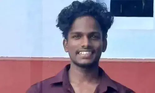 കുഴിയിൽ വീഴാതിരിക്കാൻ ഓട്ടോറിക്ഷ ബ്രേക്കിട്ടു; പിന്നാലെ വന്ന ബൈക്ക് നിയന്ത്രണം വിട്ട് റോഡിലേക്ക് വീണു; യുവാവിന് ദാരുണാന്ത്യം