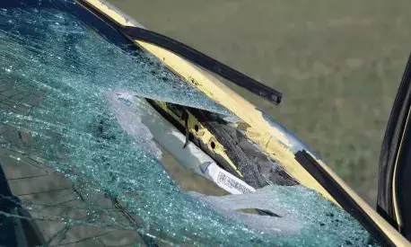 കാർ ഓടിക്കുന്നതിനിടയിൽ വിൻഡ് ഷീൽഡിലേക്ക് കല്ലേറിഞ്ഞു; പിന്നാലെ തലപൊട്ടി യുവതി മരിച്ചു; ഇത് മൂന്നാമത്തെ സംഭവമെന്ന് നാട്ടുകാർ; അജ്ഞാതരെ തേടി പോലീസ്; ഞെട്ടിപ്പിക്കുന്ന സംഭവം കാലിഫോർണിയയിൽ