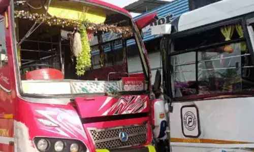 കണ്ണൂരിൽ സ്വകാര്യ ബസ് നിര്‍ത്തിയിട്ട ടൂറിസ്റ്റ് ബസിലേക്ക് ഇടിച്ചുകയറി; അപകടത്തിൽ നിരവധിപേർക്ക് പരിക്ക്