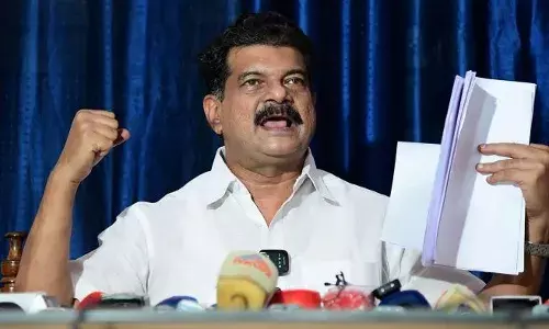 എനിക്ക് യോഗം ചേരാൻ മുറി നൽകിയില്ല; മുഖ്യമന്ത്രി വാളെടുക്കുമ്പോൾ മരുമകൻ വടിയെടുക്കുന്നു; പിഡബ്ല്യൂഡി റസ്റ്റ് ഹൗസിന് മുന്നിൽ പ്രതിഷേധവുമായി പിവി അൻവർ എംഎൽഎ