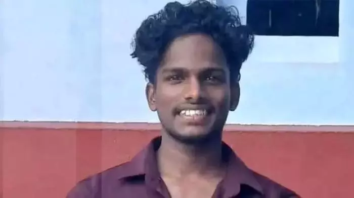 കുഴിയിൽ വീഴാതിരിക്കാൻ ഓട്ടോറിക്ഷ ബ്രേക്കിട്ടു; പിന്നാലെ വന്ന ബൈക്ക് നിയന്ത്രണം വിട്ട് റോഡിലേക്ക് വീണു; യുവാവിന് ദാരുണാന്ത്യം കുഴിയിൽ വീഴാതിരിക്കാൻ ഓട്ടോറിക്ഷ ബ്രേക്കിട്ടു; പിന്നാലെ വന്ന ബൈക്ക് നിയന്ത്രണം വിട്ട് റോഡിലേക്ക് വീണു; യുവാവിന് ദാരുണാന്ത്യം