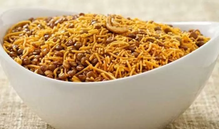 മിക്സചർ പ്രേമികൾക്ക് മുന്നറിയിപ്പ്; നിറം കൂടാൻ വ്യാപകമായി മായം ചേർക്കുന്നതായി ഭക്ഷ്യസുരക്ഷ വകുപ്പ്; പരിശോധനയിൽ പിടിക്കപ്പെട്ട സ്ഥാപങ്ങളിലെ മിക്സചർ വിൽപ്പന നിരോധിച്ചു