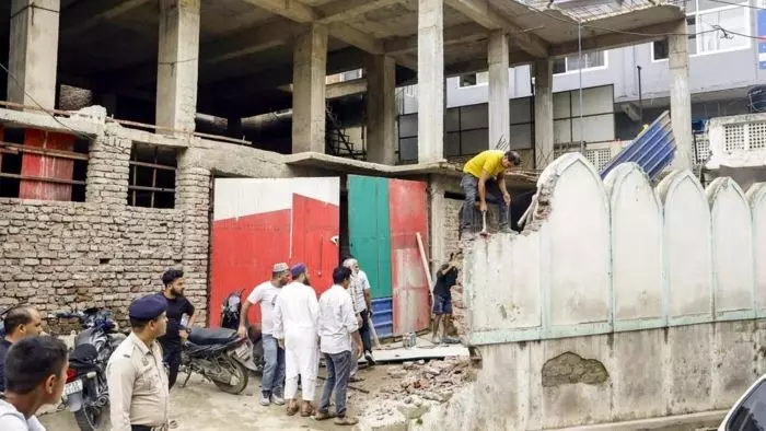 ഉത്തരാഖണ്ഡിൽ ഉപേക്ഷിക്കപ്പെട്ട വീട് പള്ളിയാക്കി ഉപയോഗിക്കുന്നതായി ആരോപണം; മജിസ്ട്രേറ്റ് ഓഫിസിന് മുന്നിൽ ഹിന്ദു സംഘടനയുടെ പ്രതിഷേധം; അന്വേഷണത്തിന് ഉത്തരവിട്ട് അധികൃതർ ഉത്തരാഖണ്ഡിൽ ഉപേക്ഷിക്കപ്പെട്ട വീട് പള്ളിയാക്കി ഉപയോഗിക്കുന്നതായി ആരോപണം; മജിസ്ട്രേറ്റ് ഓഫിസിന് മുന്നിൽ ഹിന്ദു സംഘടനയുടെ പ്രതിഷേധം; അന്വേഷണത്തിന് ഉത്തരവിട്ട് അധികൃതർ