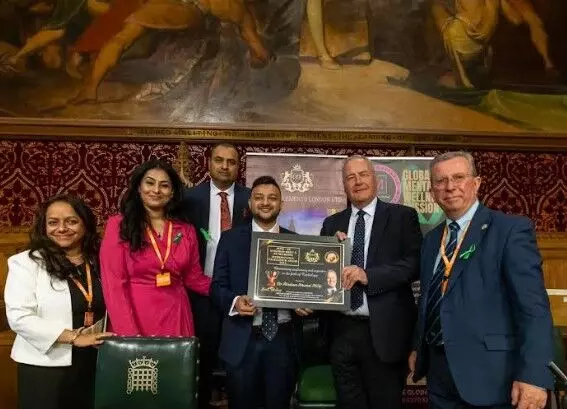 ഡോ. എബ്രഹാം പെരുമാള് ഫിലിപ്പിന് യു.കെ.പാര്ലമെന്റ് അവാര്ഡ് സമ്മാനിച്ചു ഡോ. എബ്രഹാം പെരുമാള് ഫിലിപ്പിന് യു.കെ.പാര്ലമെന്റ് അവാര്ഡ് സമ്മാനിച്ചു