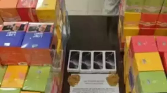യാത്രക്കാരിൽ നിന്ന് സ്വര്ണമാലകളും ഇ- സിഗരറ്റും ഐഫോണുകളും കസ്റ്റംസ് പിടിച്ചെടുത്തു; പിടിയിലായത് ഗ്രീൻ ചാനൽ വഴി പുറത്തേക്ക് പോകാൻ ശ്രമിക്കവേ; സംഭവം ചെന്നൈ വിമാനത്താവളത്തിൽ യാത്രക്കാരിൽ നിന്ന് സ്വര്ണമാലകളും ഇ- സിഗരറ്റും ഐഫോണുകളും കസ്റ്റംസ് പിടിച്ചെടുത്തു; പിടിയിലായത് ഗ്രീൻ ചാനൽ വഴി പുറത്തേക്ക് പോകാൻ ശ്രമിക്കവേ; സംഭവം ചെന്നൈ വിമാനത്താവളത്തിൽ