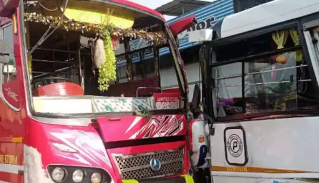 കണ്ണൂരിൽ സ്വകാര്യ ബസ് നിര്ത്തിയിട്ട ടൂറിസ്റ്റ് ബസിലേക്ക് ഇടിച്ചുകയറി; അപകടത്തിൽ നിരവധിപേർക്ക് പരിക്ക് കണ്ണൂരിൽ സ്വകാര്യ ബസ് നിര്ത്തിയിട്ട ടൂറിസ്റ്റ് ബസിലേക്ക് ഇടിച്ചുകയറി; അപകടത്തിൽ നിരവധിപേർക്ക് പരിക്ക്