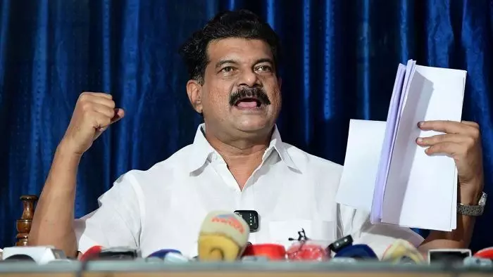 എനിക്ക് യോഗം ചേരാൻ മുറി നൽകിയില്ല; മുഖ്യമന്ത്രി വാളെടുക്കുമ്പോൾ മരുമകൻ വടിയെടുക്കുന്നു; പിഡബ്ല്യൂഡി റസ്റ്റ് ഹൗസിന് മുന്നിൽ പ്രതിഷേധവുമായി പിവി അൻവർ എംഎൽഎ എനിക്ക് യോഗം ചേരാൻ മുറി നൽകിയില്ല; മുഖ്യമന്ത്രി വാളെടുക്കുമ്പോൾ മരുമകൻ വടിയെടുക്കുന്നു; പിഡബ്ല്യൂഡി റസ്റ്റ് ഹൗസിന് മുന്നിൽ പ്രതിഷേധവുമായി പിവി അൻവർ എംഎൽഎ