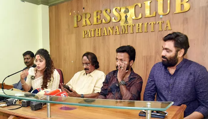 കൊല്ക്കത്തയിലെ അഭയയ്ക്ക് നീതി കിട്ടും വരെ വിശ്രമമില്ല; ക്രൂരമായ ബലാല്സംഗത്തില് കൊല്ലപ്പെട്ട ജൂനിയര് ഡോക്ടര്ക്ക് വേണ്ടി പോരാട്ടം തുടരും; പോരാട്ടം ഡല്ഹിയിലേക്ക് നയിക്കുമെന്നും മലയാളത്തില് ശ്രദ്ധ നേടുന്ന ബംഗാളി നടി മോക്ഷ കൊല്ക്കത്തയിലെ അഭയയ്ക്ക് നീതി കിട്ടും വരെ വിശ്രമമില്ല; ക്രൂരമായ ബലാല്സംഗത്തില് കൊല്ലപ്പെട്ട ജൂനിയര് ഡോക്ടര്ക്ക് വേണ്ടി പോരാട്ടം തുടരും; പോരാട്ടം ഡല്ഹിയിലേക്ക് നയിക്കുമെന്നും മലയാളത്തില് ശ്രദ്ധ നേടുന്ന ബംഗാളി നടി മോക്ഷ