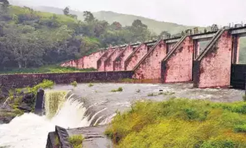 മുല്ലപ്പെരിയാറില്‍ പുതിയ അണക്കെട്ട്: കേരളത്തില്‍ നിന്നുള്ള സംഘടനകള്‍ തമിഴ്നാട് അതിര്‍ത്തിയിലേക്ക് നടത്തിയ മാര്‍ച്ചിനെതിരേ അവിടെ നിന്നുള്ള കര്‍ഷകരുടെ മാര്‍ച്ച്