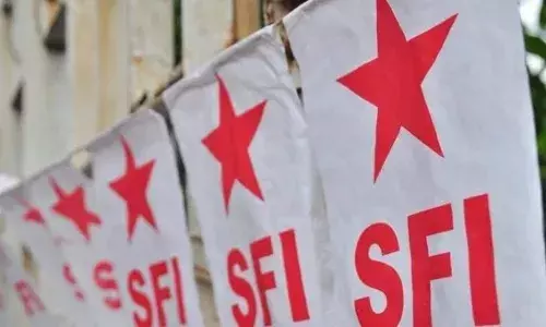 എസ്എഫ്ഐ നേതാവിന്റെ മദ്യപാന വിഡിയോ പുറത്തായ സംഭവം; എസ്എഫ്ഐ തിരുവനന്തപുരം ജില്ലാ പ്രസിഡന്റിനും സെക്രട്ടറിയേറ്റ് അംഗത്തിനുമെതിരെ നടപടി; സ്ഥാനങ്ങളിൽ നിന്നും നീക്കി