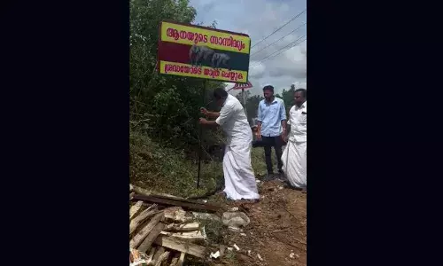 മനുഷ്യമൃഗ സംഘര്‍ഷം: ഈ നാട്ടിലെ ചെറുപ്പക്കാര്‍ക്ക് കല്യാണം നടക്കുന്നില്ല; ആനയെ സൂക്ഷിക്കുക എന്ന ബോര്‍ഡ് പിഴുതെറിഞ്ഞ് ആന്റോ ആന്റണി എംപി
