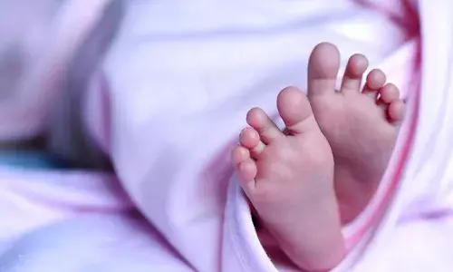 വീട്ടുകാര്‍ കാണാതെ റമ്പൂട്ടാന്‍ പഴം വായിലിട്ട് ആറു മാസക്കാരന്‍; കുരു തൊണ്ടയില്‍ കുടുങ്ങി ദാരുണ മരണം: ആശുപത്രിയിലെത്തിച്ച് കുരു പുറത്തെടുത്തെങ്കിലും മരണത്തെ പുല്‍കി ആദവ്