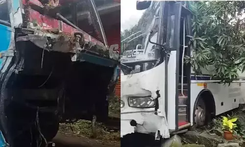 കണ്ണൂരില്‍ സ്വകാര്യ ബസും ടൂറിസ്റ്റ് ബസും കൂട്ടിയിടിച്ച് നിരവധി പേര്‍ക്ക് പരിക്ക്; ഡ്രൈവറുടെ നില ഗുരുതരം