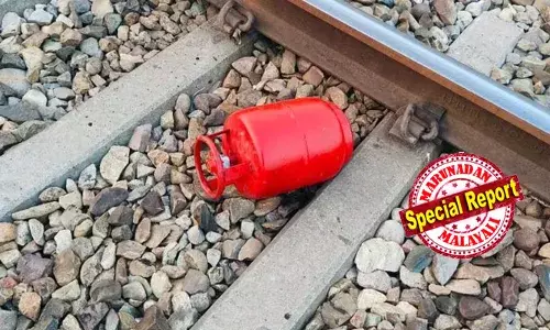 ട്രാക്കിലെ ചുവന്ന നിറം കണ്ട് ട്രെയിന്‍ നിര്‍ത്തി; കരസേന പതിവായി ഉപയോഗിക്കുന്ന റെയില്‍വേ പാളത്തില്‍ കണ്ടെത്തിയത് ഗ്യാസ് സിലിണ്ടര്‍; ഒഴിവായത് വന്‍ ദുരന്തം; വീണ്ടും അട്ടിമറി ശ്രമമെന്ന് സൂചന; അന്വേഷണം തുടങ്ങി