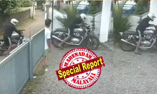 ഇതാവണമെടാ ഫ്രണ്ട്ഷിപ്പ്..! സുഹൃത്തിന് സ്വന്തമായി ബൈക്കില്ല; സമ്മാനമായി നല്‍കാന്‍ ഷോറൂമില്‍ നിന്നും മോഷ്ടിച്ചത് നാലര ലക്ഷത്തിന്റെ ബൈക്ക്; നമ്പര്‍ പ്ലേറ്റ് മാറ്റി കടത്താന്‍ ശ്രമിക്കവെ വിദ്യാര്‍ത്ഥികള്‍ പിടിയില്‍; കഥകേട്ട് ഞെട്ടി പോലീസ്..!