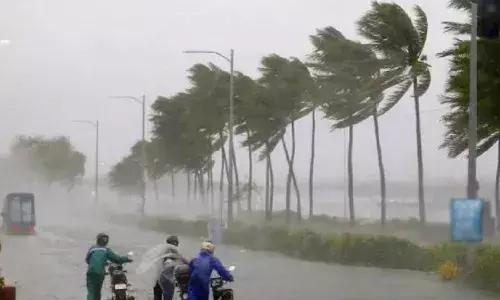 സംസ്ഥാനത്ത് അതിശക്തമായ മഴയ്‌ക്കൊപ്പം കടലാക്രമണത്തിനും സാധ്യത;കേരളാ തീരത്ത് ഇന്ന് റെഡ് അലേര്‍ട്ട്: തുലാ വര്‍ഷത്തിന് 17 മുതല്‍ തുടക്കമാകും