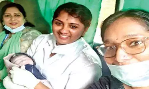 ആശുപത്രിയിലേക്കുള്ള യാത്രാമധ്യേ ആംബുലന്‍സില്‍ യുവതിക്ക് സുഖ പ്രസവം; അമ്മയേയും കുഞ്ഞിനേയും പരിചരിച്ച് ഡോക്ടറും നഴ്‌സും