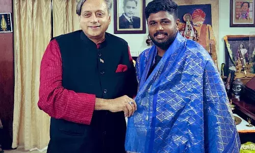 സഞ്ജു നാട്ടില്‍ തിരിച്ചെത്തി; ഉജ്ജ്വല സ്വീകരണം നല്‍കി ആരാധകര്‍; സെഞ്ചുറിയടിച്ച സഞ്ജുവിന് ഇന്ത്യന്‍ ജേഴ്‌സി നിറത്തിലുള്ള പൊന്നാട അണിയിച്ച് ശശി തരൂര്‍