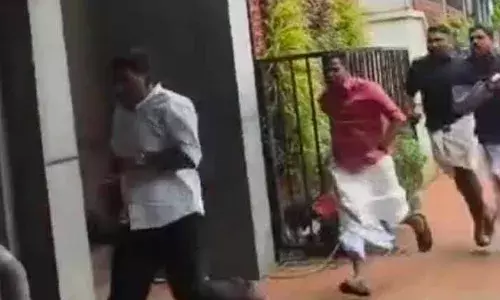 കെ. നവീന്‍ ബാബുവിന്റെ മരണത്തില്‍ പ്രതിഷേധം: ജില്ലാ പഞ്ചായത്ത് കാര്യാലയത്തില്‍ അതിക്രമിച്ച് കയറിയ യുവമോര്‍ച്ച പ്രവര്‍ത്തകരെ അറസ്റ്റു ചെയ്തു നീക്കി