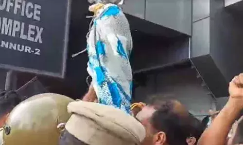 ദിവ്യയുടെ രാജി ആവശ്യപ്പെട്ട് കണ്ണൂരില്‍ പ്രതിഷേധമിരമ്പി; ജില്ലാ പഞ്ചായത്ത് ഓഫിസിന് മുന്‍പില്‍ പി.പി ദിവ്യയുടെ കോലം കെട്ടിത്തൂക്കി