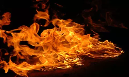 തീ കൊളുത്തി ആത്മഹത്യയ്ക്ക് ശ്രമിച്ച യുവാവിന് മെഡിക്കല്‍ കോളേജില്‍ ചികിത്സ വൈകി; ട്രോളിയും സ്‌ട്രെച്ചറും ലഭിച്ചില്ല: മിനിറ്റുകളോളം അത്യാഹിത വിഭാഗത്തിന് മുന്നില്‍ നിലത്തിരുന്ന് യുവാവ്