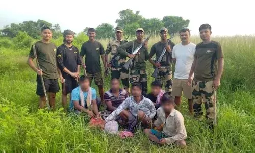 ഇന്ത്യ-ബംഗ്ലാദേശ് അതിർത്തിയിൽ ബംഗ്ലാദേശ് പൗരന്മാർ പിടിയിൽ; വ്യാജ ആധാർ കാർഡുകളും പിടിച്ചെടുത്തു; ബിഎസ്എഫ് സൈനികരുടെ കൈയ്യിൽപ്പെട്ടത് ജോലിക്കായി ചെന്നൈയിലേക്ക് കടക്കാൻ ശ്രമിക്കവെ