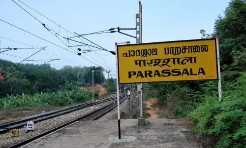 കോച്ച് മാറിക്കയറാൻ ട്രെയിൻ വേഗത കുറച്ചപ്പോള്‍ ചാടിയിറങ്ങിയ യാത്രക്കാരൻ പ്ലാറ്റ്‌ഫോമിനും ട്രെയിനിനുമിടയില്‍പ്പെട്ടു; പ്ലാറ്റ്‌ഫോമിനോട് ചേർന്ന് കമിഴ്ന്നുകിടക്കുവാന്‍ നിർദ്ദേശം; യാത്രക്കാരൻ രക്ഷപ്പെട്ടത് അദ്ഭുതകരമായി