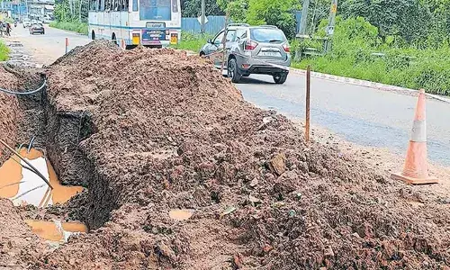 ജല അതോറിറ്റി കുഴിയെടുത്ത മണ്ണ് റോഡില്‍; വ്യത്യസ്ത അപകടങ്ങളില്‍ രണ്ട് കുരുന്നുകള്‍ക്ക് ഗുരുതര പരിക്ക്