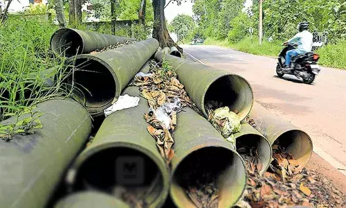 ഹെഡ് ലൈറ്റ് ഡിം ചെയ്യാതെ വന്ന വാഹനം കാഴ്ച മറച്ചു; റോഡരികില്‍ കൂട്ടിയിട്ടിരുന്ന പൈപ്പിലേക്കു ബൈക്ക് ഇടിച്ചുകയറി യുവാവിനു ദാരുണാന്ത്യം