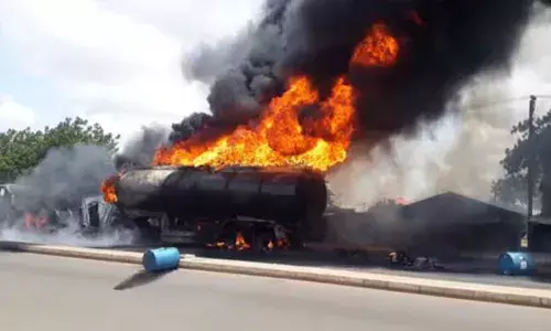 നടുറോഡില്‍ ഇന്ധന ടാങ്കര്‍ മറിഞ്ഞു; ഇന്ധനം ശേഖരിക്കാന്‍ തടിച്ചു കൂടി ആളുകള്‍: ടാങ്കര്‍ പൊട്ടിത്തെറിച്ച് 147 മരണം