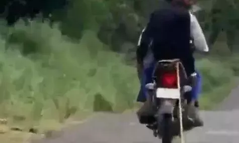 പെരുമ്പാമ്പിനെ ബൈക്കിന് പിന്നില്‍ കെട്ടിവലിച്ച് യുവാക്കളുടെ കൊടുംക്രൂരത; വീഡിയോ വൈറൽ; പിന്നാലെ കേസെടുത്ത് പോലീസ്; ഇവന്മാർക്ക് വട്ടാണോയെന്ന് നാട്ടുകാർ..!