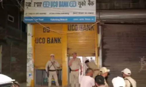 മണിപ്പൂരിൽ പട്ടാപ്പകൽ മുഖംമൂടി ധരിച്ച് ബാങ്ക് കവർച്ച; ജീവനക്കാരെ തോക്കു ചൂണ്ടി കൊള്ളയടിച്ചത് ആറര ലക്ഷം രൂപ; മൊബൈൽ ഫോണുകളും കൈക്കലാക്കി