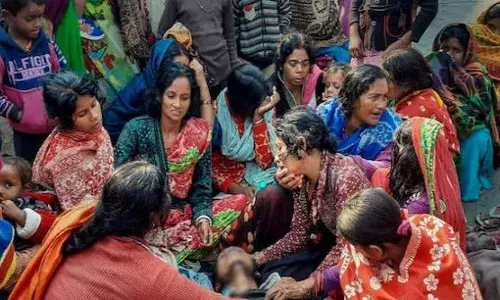 ബിഹാറിൽ വ്യാജമദ്യ ദുരന്തം; 20 പേർ മരിച്ചു; നിരവധി പേർ ആശുപത്രിയിൽ ; എട്ട് പേർക്കെതിരെ പോലീസ് കേസെടുത്തു; മദ്യം നിരോധിച്ചിട്ടും കുഴപ്പം തന്നെയെന്ന് ജനങ്ങൾ