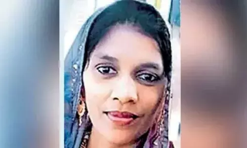 കാസർകോട്ട് യുവതിയെ വീടിനുള്ളിൽ മരിച്ച നിലയിൽ കണ്ടെത്തി; മരണത്തിൽ ദുരൂഹതയെന്ന് ബന്ധുക്കൾ; ഭർത്താവ് ഒളിവിൽ