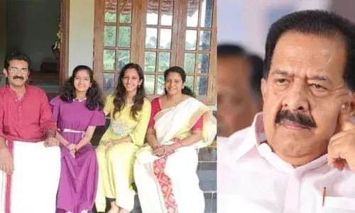 കത്തുന്ന ചിതയ്ക്കരികില്‍ കണ്ണീരുവറ്റാതെ നില്‍ക്കുന്ന ഒരമ്മയുടെയും രണ്ടു പെണ്‍മക്കളുടെയും കാഴ്ച മായുന്നില്ല; അച്ഛന്‍ ജീവിച്ചുമരിച്ച അതേ ആദര്‍ശം കൈവിടാതെ ജീവിക്കാന്‍ ആ കുഞ്ഞുങ്ങള്‍ക്കാകട്ടെയെന്ന് ചെന്നിത്തല