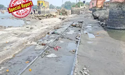 ഗംഗാ നദിയുടെ അടിത്തട്ടില്‍ റെയില്‍വേ ട്രാക്കുകള്‍; ട്രാക്ക് തെളിഞ്ഞത് ഗംഗാ കനാല്‍ അറ്റകുറ്റപണികള്‍ക്കായി നദിയിലെ വെള്ളം വറ്റിച്ചപ്പോള്‍; അത്ഭുതപ്പെട്ട് ഉദ്യോഗസ്ഥരും ഇന്ത്യന്‍ റെയില്‍വേയും; ഗംഗയിലൂടെ ട്രെയിന്‍ ഓടിയിരുന്നോ?