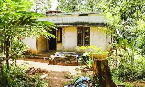 ഇടുക്കിയിൽ ലൈ​ഫ് മി​ഷ​ൻ പ​ദ്ധ​തിയിൽ അ​നു​വ​ദി​ച്ച പ​ണ​വു​മാ​യി ക​രാ​റു​കാ​ര​ൻ മു​ങ്ങി​; പ​ണി പൂ​ർ​ത്തി​യാ​ക്കാ​ൻ ക​ഴി​യാ​തെ ദുരിതത്തിലായി ആ​ദി​വാ​സി​ കുടുംബങ്ങൾ