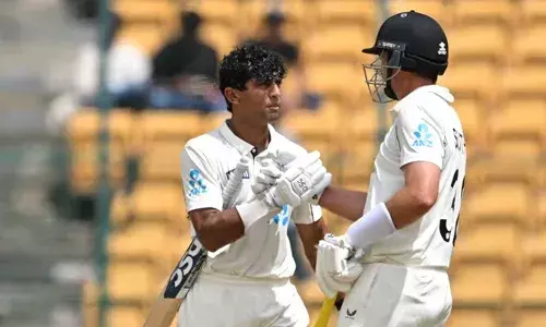 പന്ത്രണ്ട് വര്‍ഷത്തിനിടെ ഇന്ത്യയില്‍ സെഞ്ചുറി നേടുന്ന ആദ്യ കിവീസ് താരമായി രചിന്‍ രവീന്ദ്ര; അര്‍ധ സെഞ്ചുറിയുമായി പിന്തുണച്ച് ടിം സൗത്തി; ന്യൂസീലന്‍ഡ് 402 റണ്‍സിന് ഓള്‍ഔട്ട്; ഇന്ത്യയ്ക്കെതിരെ 356 റണ്‍സ് ഒന്നാം ഇന്നിങ്‌സ് ലീഡ്