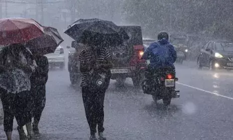 മ​ധ്യ​കി​ഴ​ക്ക​ൻ അ​റ​ബി​ക്ക​ട​ലി​നു മു​ക​ളി​ൽ ച​ക്ര​വാ​ത​ച്ചു​ഴി; സം​സ്ഥാ​ന​ത്ത് അ​ടു​ത്ത ഒ​രാ​ഴ്ച ശക്തമായ മഴയ്ക്ക് സാധ്യത